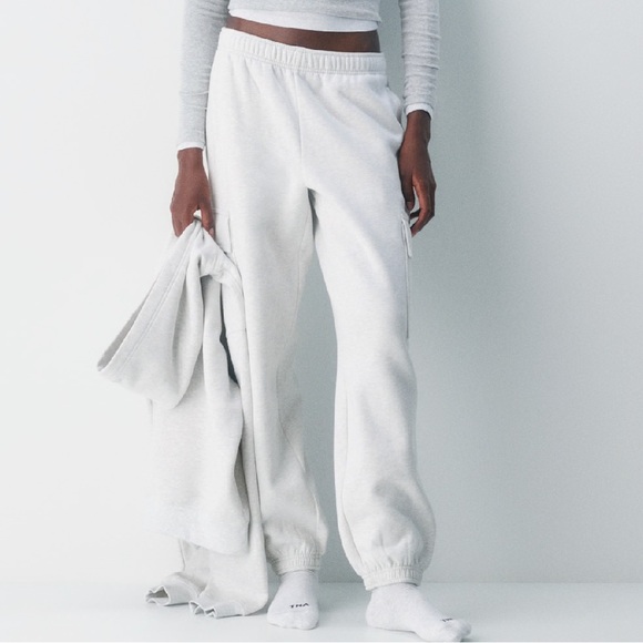 Aritzia Womens Mega Sweatfleece Cargo Joggers - Picture 7 of 8